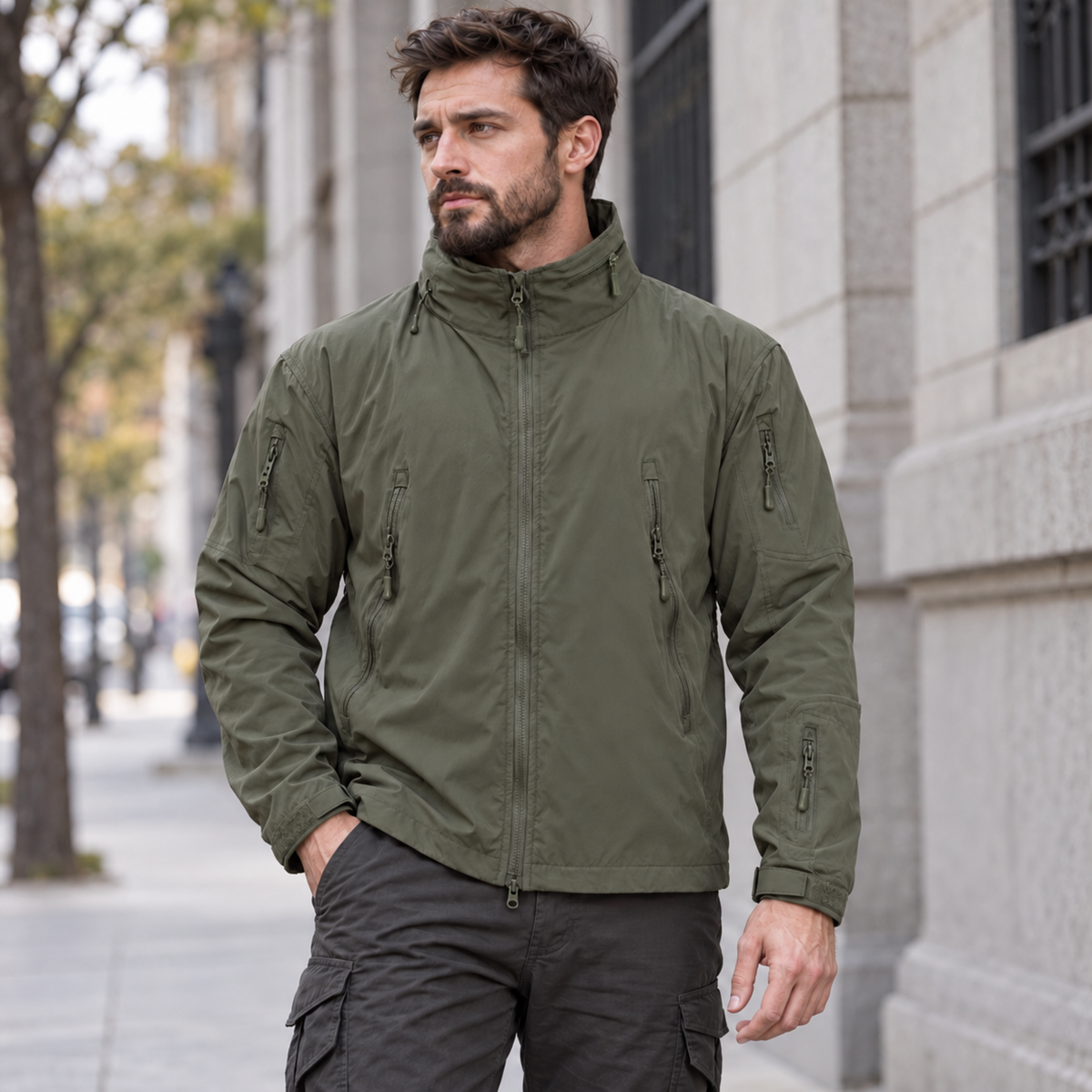 Cortaviento Outdoor ESDY — Capucha Guardable, Multibolsillos y Repelente al Agua — Verde